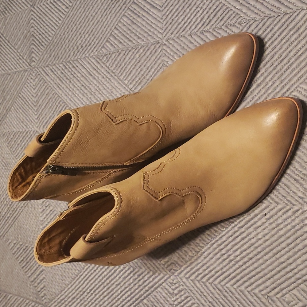 Frye size 9.5 NWT tan ankle boots for women with 2.5" heels